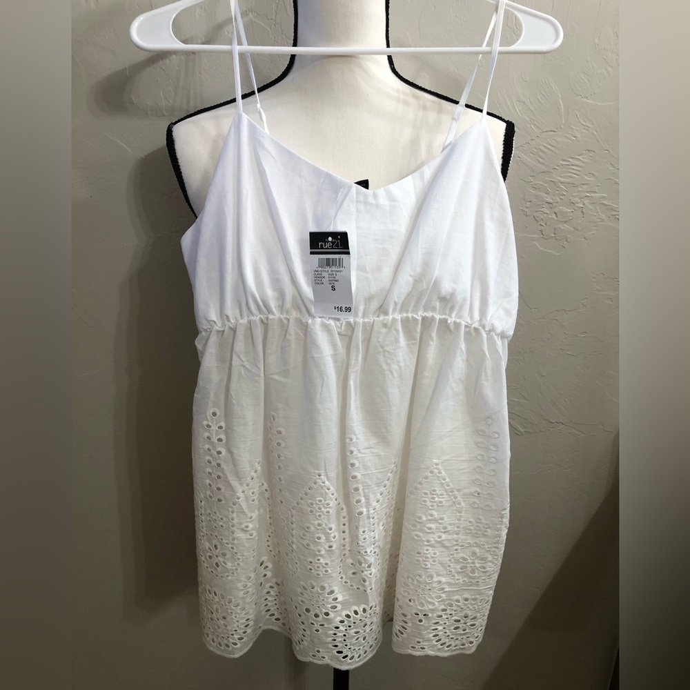 White ladies top size small. Never been worn has tag still on